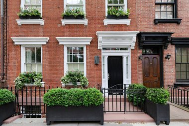 New York 'un Greenwich Village bölgesinde iyi korunmuş eski 19. yüzyıl tuğlalı evler.
