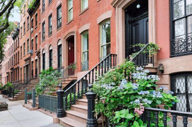 New York 'un Greenwich Village bölgesindeki eski 19. yüzyıldan kalma tuğla evler.