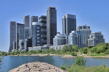 Modern yüksek binaların mahallesi.