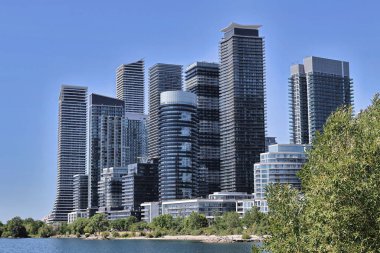 Modern yüksek katlı apartmanın rıhtım mahallesi.