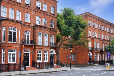 Londra, İngiltere 'deki eski kırmızı tuğlalı apartmanlar