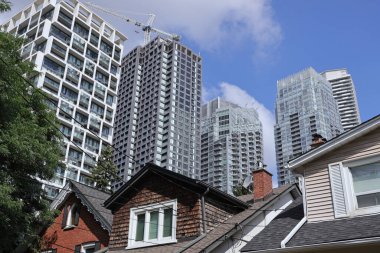 Geleneksel aile evleri yakınlarındaki yüksek katlı apartmanlar. 