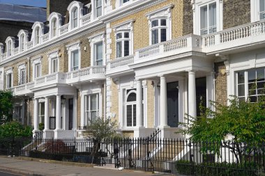 Londra 'nın merkezinde uzun sarı tuğlalı evler var.