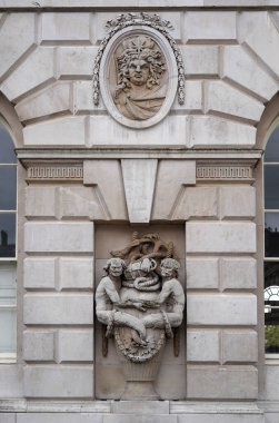 Londra 'daki Somerset House, 1780' lerden kalma, eskiden İngiliz Donanması 'nın bürolarına ev sahipliği yapmış, ve dış yüzeyindeki taş oymalar bu deniz adamları gibi denizcilik temalarına sahip.