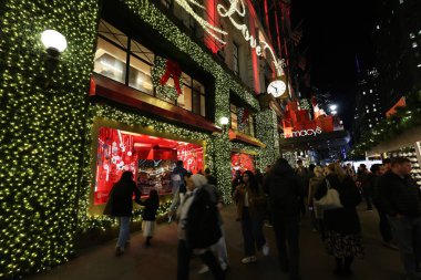 Herald Meydanı 'ndaki Macy Mağazası Noel için ışıklarla süslenmiş.