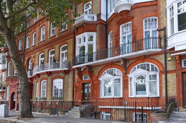 Londra 'nın Chelsea semti, çok renkli tuğlaları olan ayırt edici eski apartmanlar.