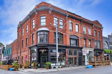 Toronto 'da dükkanları ve restoranları olan eski tuğla bina, 1891' de inşa edilmiş.