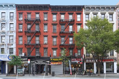 Manhattan Yukarı Doğu Yakası, Birinci Cadde, zemin katında mağazaları olan eski apartmanlar.