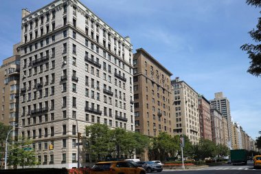 Manhattan 'ın Yukarı Doğu Yakası' ndaki Park Avenue 'da uzun ve zarif eski apartman binalarıyla dolu bir bulvar.