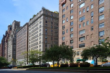 Manhattan 'ın Yukarı Doğu Yakası' ndaki Park Avenue 'da uzun ve zarif eski apartman binalarıyla dolu bir bulvar.