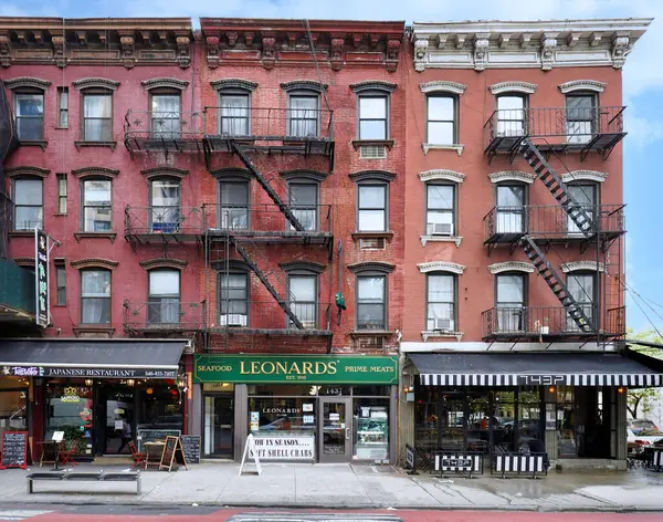 Manhattan Yukarı Doğu Yakası, 2. Cadde, zemin katında mağazaları ve restoranları olan eski apartmanlar.