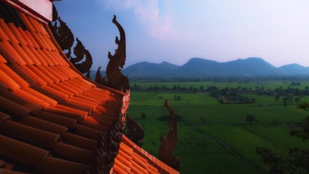 Bela Paisagem Templo Tradicional Tailandês Com Telhas Laranja Telhado Algum — Vídeo de Stock