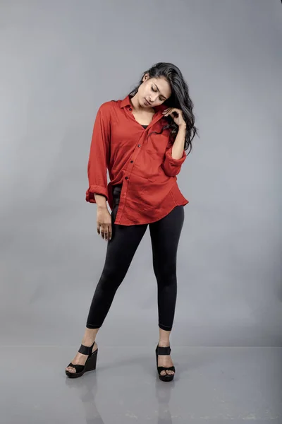 Mladá Indická Modelka Neformálním Oblečení Šedém Pozadí Stock Fotografie Dlouhé — Stock fotografie