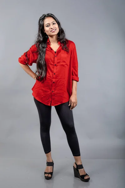 Gri Arka Plan Karşısında Gündelik Giyimli Hintli Genç Bayan Model — Stok fotoğraf