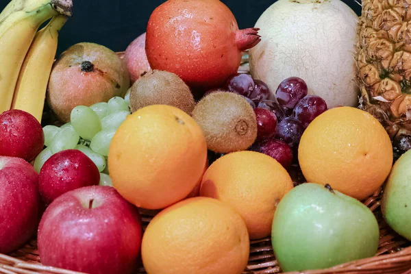 Surtido Frutas Colores Cesta Manzana Plátano Uvas Piña Naranjas Etc — Foto de Stock