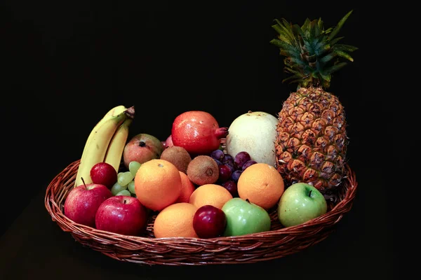 Surtido Frutas Colores Cesta Manzana Plátano Uvas Piña Naranjas Etc —  Fotos de Stock