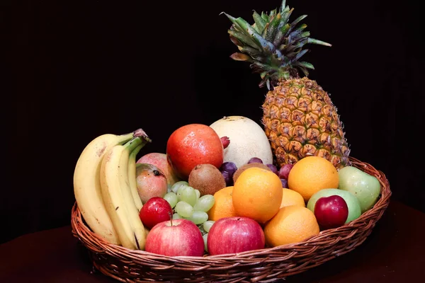 바구니에 다채로운 과일을 바나나 파인애플 오렌지 사진입니다 매크로 클로즈업 — 스톡 사진