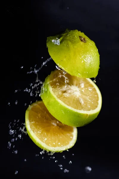Acqua Spruzzata Fette Limone Dolce Giallo Isolato Sfondo Nero Macro — Foto Stock