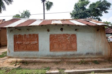 Birbhum, Batı Bengal 'deki bir kabile köyünün duvarındaki kabile resmi.