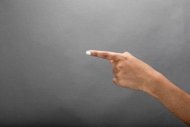 Gri arkaplanda farklı ifade ya da duygu gösteren kadın eli.