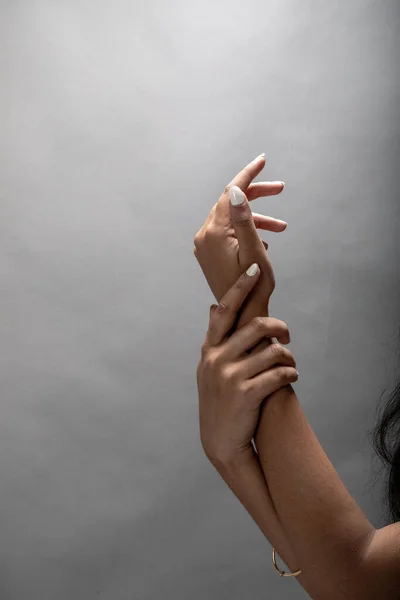 異なる表現や感情を示す灰色の背景にある女性の手 — ストック写真