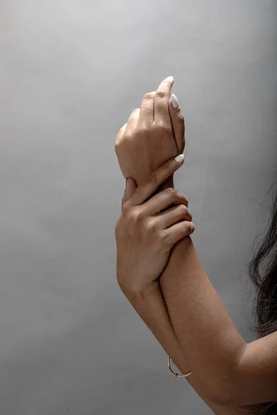 Mão Feminina Fundo Cinza Mostrando Expressão Emoção Diferente — Fotografia de Stock
