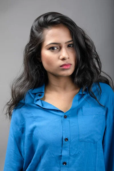 Ινδικό Θηλυκό Νεαρό Μοντέλο Casual Φορούν Γκρι Φόντο Φωτογραφία Αρχείου — Φωτογραφία Αρχείου
