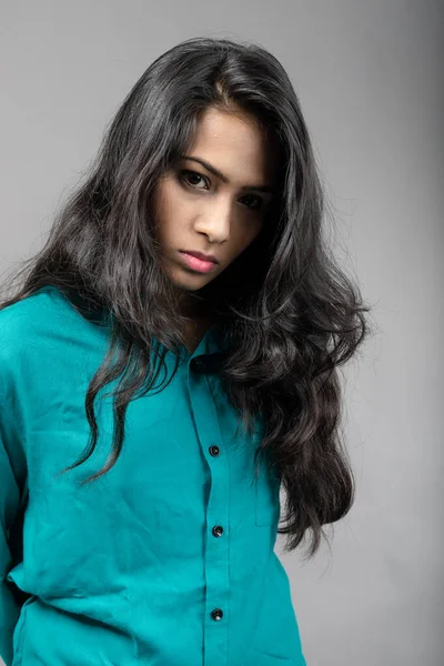 インドの女性の若いモデルは灰色の背景にカジュアルな摩耗 ストック写真 ブルーシャツを着用したロングブラックヘアモデル — ストック写真