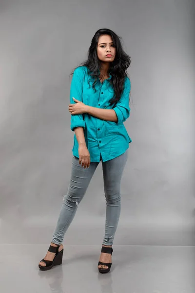 インドの女性の若いモデルは灰色の背景にカジュアルな摩耗 ストック写真 ブルーシャツを着用したロングブラックヘアモデル — ストック写真