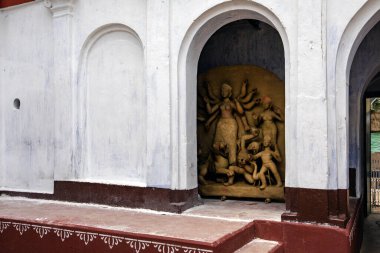 Durga Puja festivali İnKolkata, Batı Bengal, Hindistan 'daki Durga Puja festivalinden birkaç gün önce, Thakur Dalan veya eski bir Zamindar veya Jamindar evinin Aile Tapınağı' ndaki tamamlanmamış Tanrıça Durga idolü.