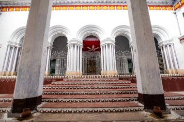 Durga Puja festivali İnKolkata, Batı Bengal, Hindistan 'daki Durga Puja festivalinden birkaç gün önce, Thakur Dalan veya eski bir Zamindar veya Jamindar evinin Aile Tapınağı' ndaki tamamlanmamış Tanrıça Durga idolü.