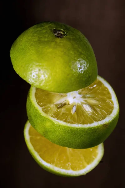 Żółte Zielone Słodkie Plastry Cytryny Izolowane Ciemnym Tle Makrofotografia Zamknij — Zdjęcie stockowe