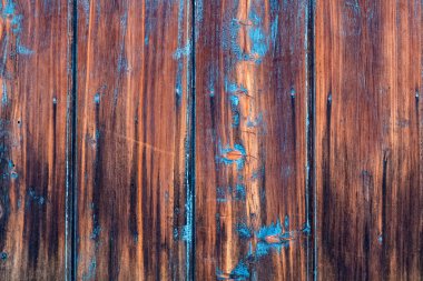 Kahverengi renkli ahşap işçiliğindeki mavi leke.