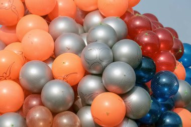 Bir sürü renkli dekoratif balo. Duvar kağıdı. Kapat.