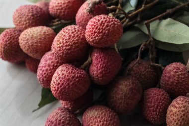Bir demet pembe litchi ya da liçi meyvesi yakın çekim. seçici odak