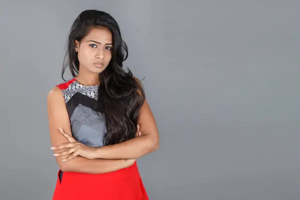 Studio Záběr Mladé Krásné Indické Ženské Modelky Neformálním Oblečení Červené — Stock fotografie