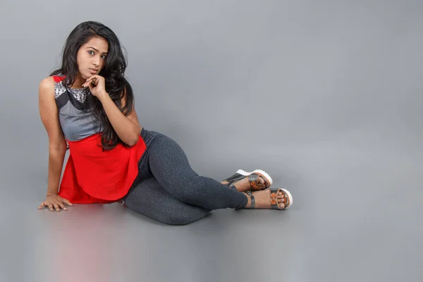 Foto Estudio Una Joven Hermosa Modelo India Ropa Casual Con —  Fotos de Stock