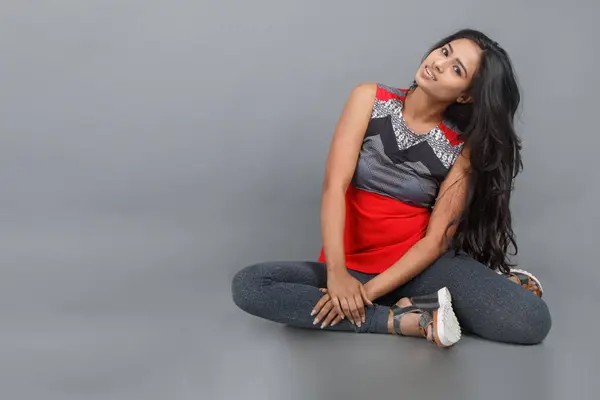Studyjne Ujęcie Młodej Pięknej Indiańskiej Modelki Swobodnym Ubraniu Ubranej Czerwone — Zdjęcie stockowe