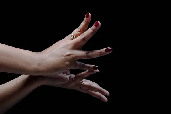 黒い背景に隔離された2つの手で手のジェスチャー — ストック写真