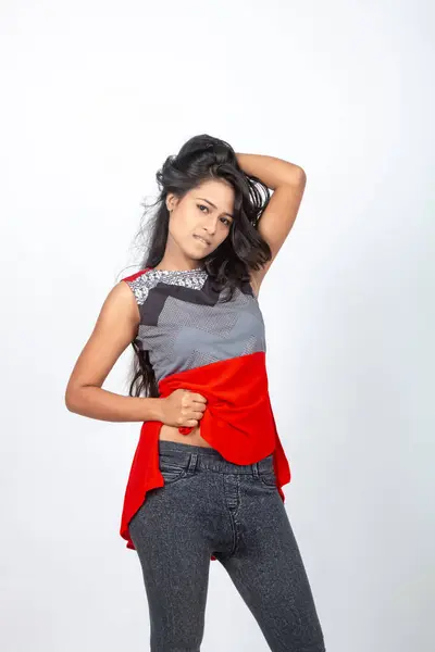 Studio Záběr Mladé Krásné Indické Ženy Model Ležérní Oblečení Červené — Stock fotografie