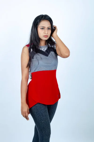 Studyjne Ujęcie Młodej Pięknej Indiańskiej Modelki Ubraniu Casual Ubranej Czerwony — Zdjęcie stockowe