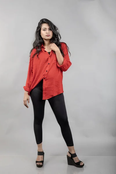 Gri Arka Plan Karşısında Gündelik Giyimli Hintli Genç Bayan Model — Stok fotoğraf