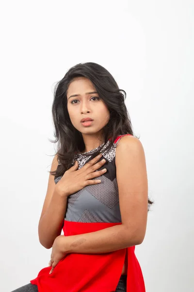 Genç Güzel Bir Hintli Kadın Modelin Gündelik Kıyafetleriyle Stüdyo Fotoğrafı — Stok fotoğraf