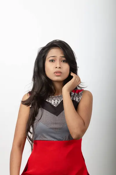 Studio Skott Ung Vacker Indisk Kvinnlig Modell Casual Wear Bär — Stockfoto