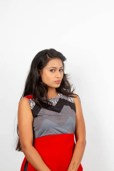Студийный Снимок Молодой Красивой Индийской Модели Повседневной Одежде Красно Сером — стоковое фото