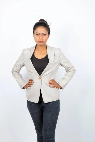 白い背景に対して白いブレーザーを身に着けている公式の黒い髪の企業オフィスの女性 — ストック写真