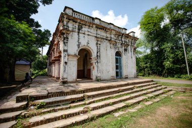 Güzel eski beyaz saray veya Jamindar evi veya Birbhum, Batı Bengal Hindistan 'daki Zamindar Evi.