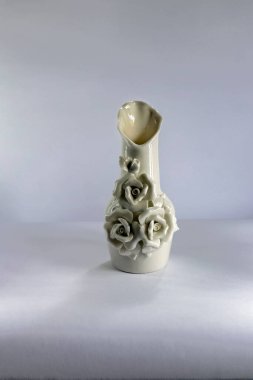 Beyaz porselen süslemeli vazo beyaza izole edilmiş..