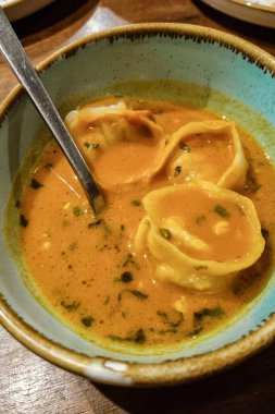 Seramik kasede servis edilen momo çorbası. Çin, Bhutan, Tibet ve Hindistan 'da da yaygın olan popüler bir Nepal yiyeceğidir.