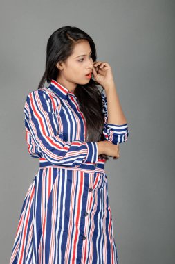 Siyah tayt giyen güzel bir kadın, siyah üst ve kırmızı, mavi, beyaz çizgili tunik. Sıradan giyinen kadın model, reklam çekimi..